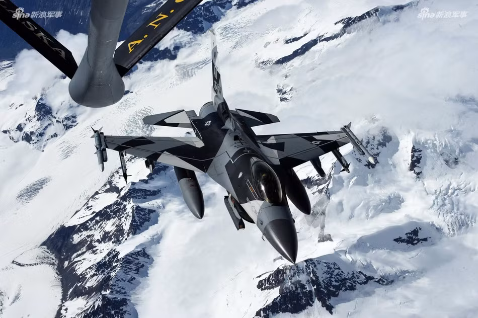 Các máy bay F-16 của Mỹ được chuyển giao công nghệ cho phía Hàn Quốc để nước này có thể tự chủ động lắp ráp, bảo dưỡng và sản xuất với số lượng lớn trong tương lai mà không cần phỉa phụ thuộc quá nhiều vào phía Mỹ. Các hãng tham gia quá trình lắp ráp máy bay F-16 tại Hàn Quốc bao gồm cả Samsung và LG. Nguồn ảnh: Sina.