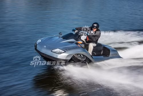 Ngoài ra, cũng có cả các loại xe máy bốn bánh lội nước với khả năng di chuyển dưới nước như một chiếc xe máy nước. Một điểm đặc biệt đó là các loại phương tiện này có thể điều khiển rất dễ dàng, người lính có thể tự học cách điều khiển trong thời gian ngắn mà không cần phải được huấn luyện đặc biệt. Nguồn ảnh: Sina.