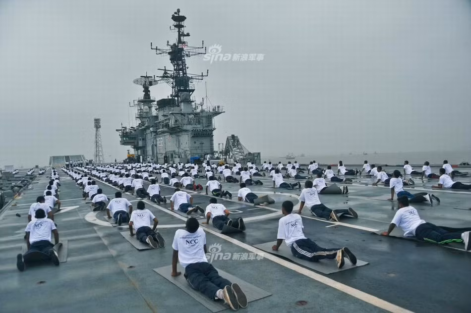 Các thủy thủ Hải quân Ấn Độ luyện tập Yoga tập thể trên tàu sân bay của nước này. Nguồn ảnh: Sina.