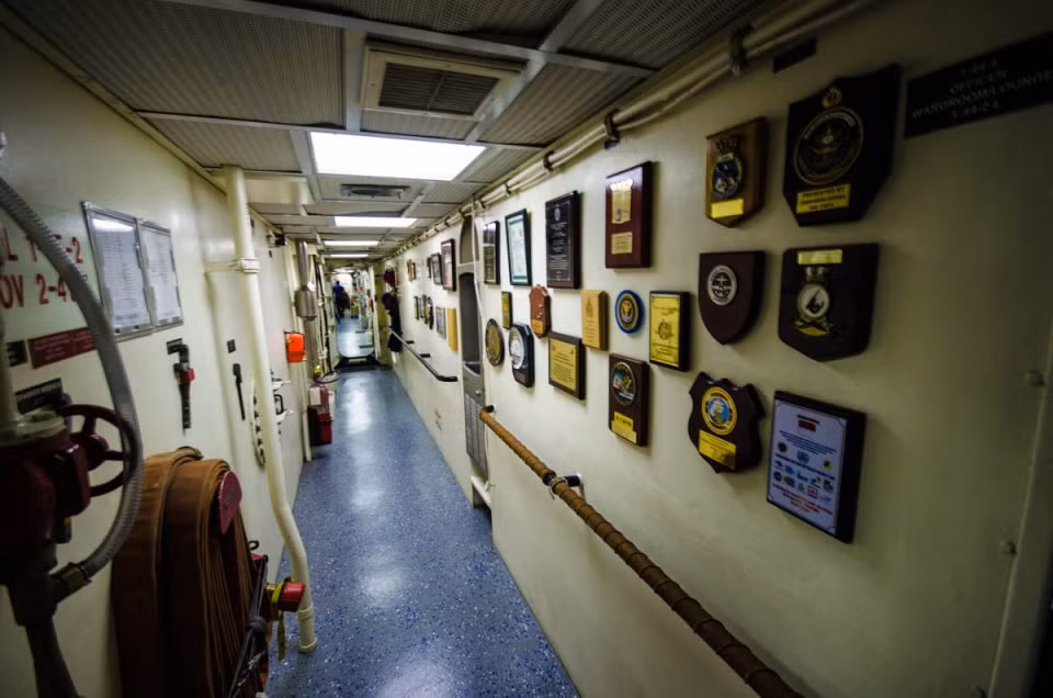 Sảnh danh vọng trên con tàu tuần duyên Mỹ chiếc USCGC Waesche (751) với hàng loạt các huân huy chương và từng dấu mốc đáng nhớ trong lịch sử con tàu. Nguồn ảnh: BISG.