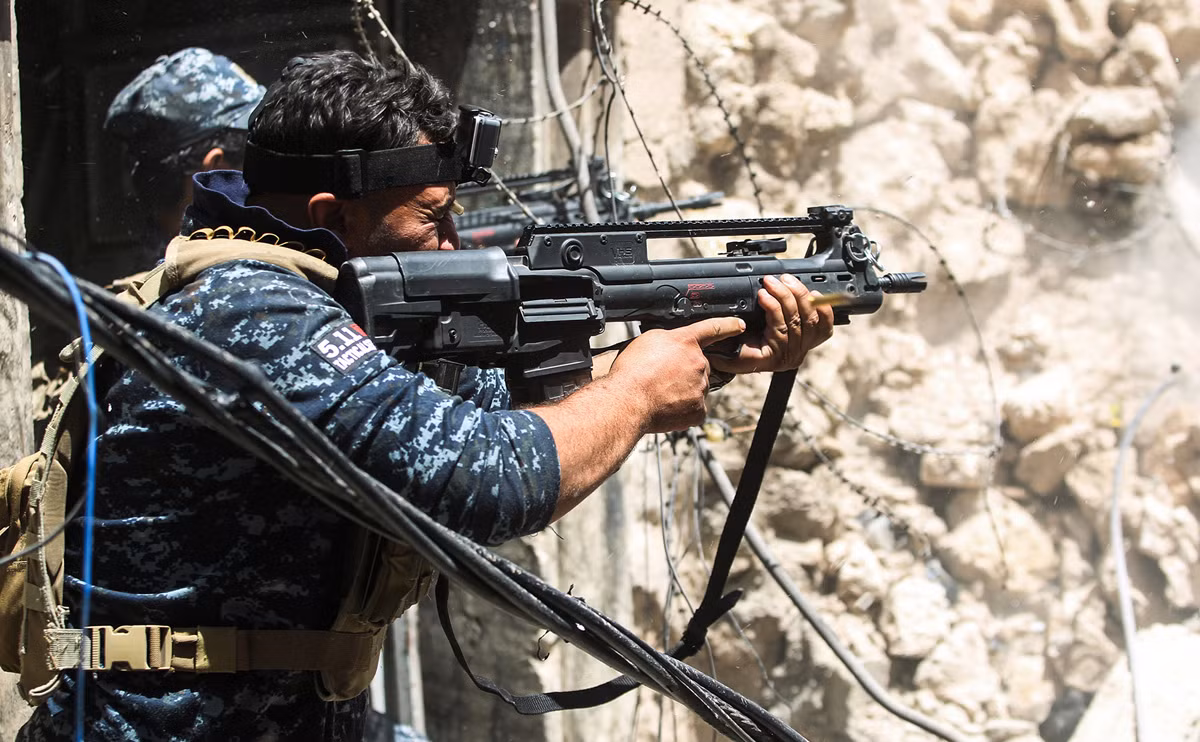 Tham gia cuộc chiến tại Mosul có rất nhiều lực lượng vũ trang của Iraq, trong ảnh, một thành viên của lực lượng cảnh sát liên bang Iraq đang tham chiến, ngoài ra còn có quân đội Iraq, đặc nhiệm Iraq, lính xung phong tự nguyện,... Nguồn ảnh: Theatlantic.