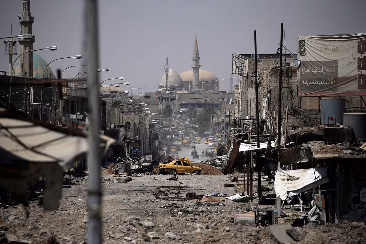 Sau hơn 2 năm rưỡi nằm trong tay IS và hơn nửa năm giao tranh ác liệt xảy ra, thành phố Mosul của Iraq đã trở nên tan hoang, đổ nát như thế này. Nguồn ảnh: Theatlantic.