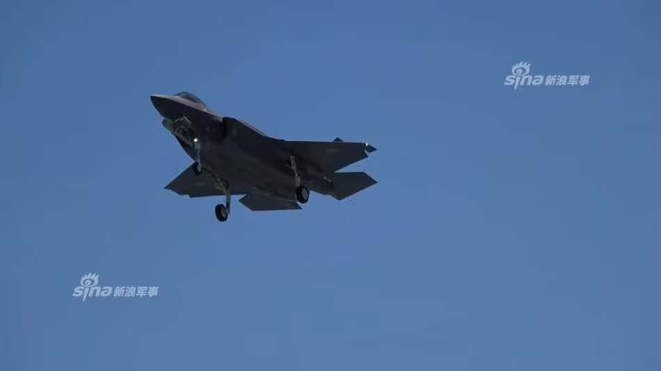 Tất cả mọi phiên bản F-35 đều chỉ có một người lái, chiếc máy bay chiến đấu đa dụng thế hệ thứ năm này có tốc độ tối đa chỉ khoảng 1930 km/h tương đương với Mach 1,6 (bản F-35B sẽ có tốc độ chậm hơn). F-35 được trang bị 1 pháo GAU-22/A 25mm với 180 viên đạn kèm theo đó là 8 giá treo với khả năng mang theo tối đa khoảng 8 tấn vũ khí. Nguồn ảnh: Sina.