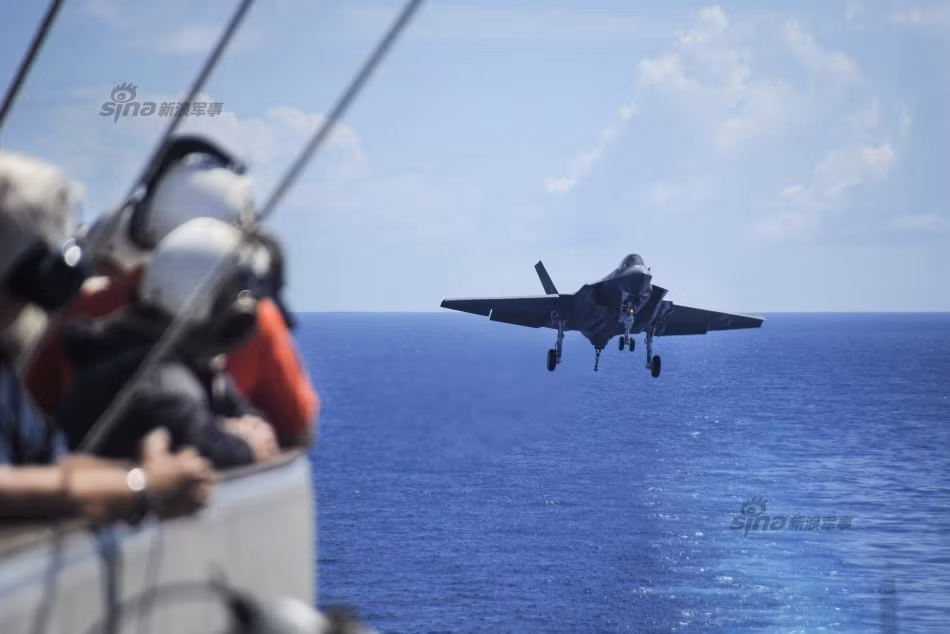 Sải cánh của F-35C rộng tới 13,1 mét trong khi sải cánh của F-35A và F-35B chỉ là 10,7 mét. Điều đó dẫn đến một hệ quả đó là lực nâng của chiếc F-35C sẽ lớn hơn, cho phép nó cơ động tốt hơn ở tốc độ thấp và đặc biệt là mang được nhiều vũ khí hơn. Nguồn ảnh: Sina.