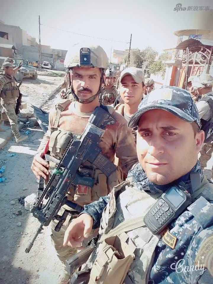 Đặc nhiệm Iraq với súng trường tấn công VHS-D do Croatia sản xuất. Khẩu súng trường này sử dụng kiểu thiết kế bullpup với băng đạn được gắn phía sau, tổng chiều dài của súng chỉ 766 mm nhưng chiều dài nòng súng lên tới 500 mm. Súng có tốc độ bắn rất cao, lên tới 850 viên/phút, kèm theo đó là độ dài nhỏ gọn, thích hợp để càn quét khi tác chiến trong môi trường đô thị. Nguồn ảnh: Sina.