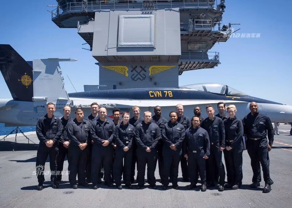 Vì là chiếc đầu tiên thuộc lớp hàng không mẫu hạm Ford nên quá trình đóng mới USS Gerald R. Ford đã gặp rất nhiều khó khăn. Phần lớn các khó khăn đến từ việc giá thành bị đội lên quá cao, các lỗi kỹ thuật, hỏng hóc không đáng có,... Riêng phần bệ phóng công nghệ mới của chiếc CVN-78 dù đã được chỉnh sửa thiết kế rất nhiều nhưng vẫn tồn động nhiều lỗi, tỉ lệ phóng thành công rất thấp. Nguồn ảnh: Sina.