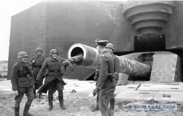 Không thiếu những khẩu siêu pháo có cỡ nòng tới 400 mm, dù có tốc độ bắn chậm, tuy nhiên những khẩu siêu pháo này hoàn toàn có thể tiêu diệt được những tàu vận tải, tàu hộ tống ngoài khơi, cắt giảm hậu phương trên biển của cuộc đổ bộ. Nguồn ảnh: Yapla.