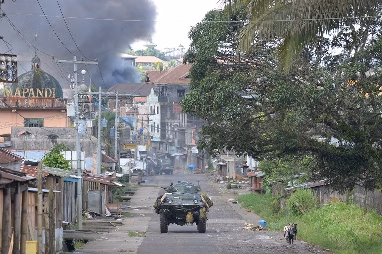 Xe thiết giáp bánh lốp của Quân đội Philippines trong cuộc chiến với khủng bố IS tại Marawi. Nguồn ảnh: Rappler.