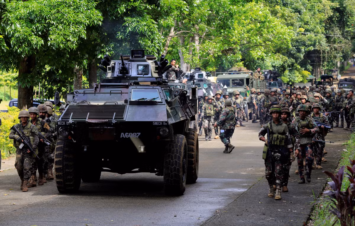 Sự yếu kém của quân đội Philippines còn thể hiện ở chỗ các lực lượng quân đội của nước này phối hợp với nhau không nhịp nhàng với bằng chứng là việc không quân Philippines đã không kích nhầm vào vị trí của binh lính nước này khiến hàng chục người thiệt mạng. Nguồn ảnh: CBS.