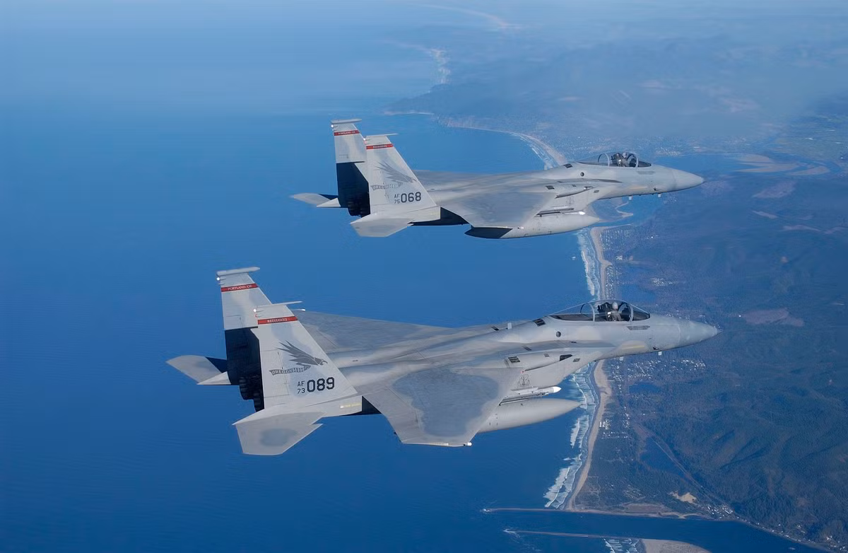 F-15 Eagle được coi là một trong những mẫu tiêm kích thành công nhất trong lịch sử Không quân Hoa Kỳ. Suốt từ khi đưa vào phục vụ năm 1972 tới nay, tiêm kích F-15 Eagle đã giành 100 chiến thắng trên không mà không để mất một chiếc nào. Và mới đây, trong trận chiến mới nhất ở Syria, F-15 lại một lần nữa hạ gục đối thủ. Nguồn ảnh: Wikipedia