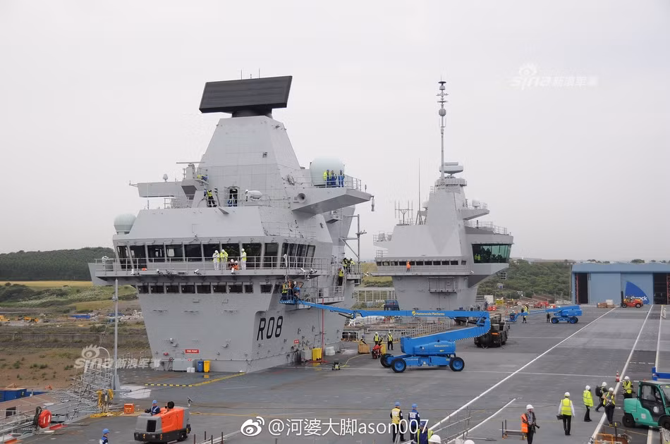 Trước khi được chính thức ra khơi lần đầu tiên, chiếc HMS Queen Elizabeth vẫn còn ngồn ngang như một đại công trường. Tàu sân bay HMS Queen Elizabeth có khả năng mang theo khoảng 40 máy bay chiến đấu các loại, tối đa khoảng 50 máy bay và có thể mở rộng lên tới 70 chiếc. Dự kiến trong tương lai, những chiếc F-35B đầu tiên của Hải quân Hoàng gia Anh sẽ nằm trong biên chế của chiếc tàu sân bay này. Nguồn ảnh: Sina.