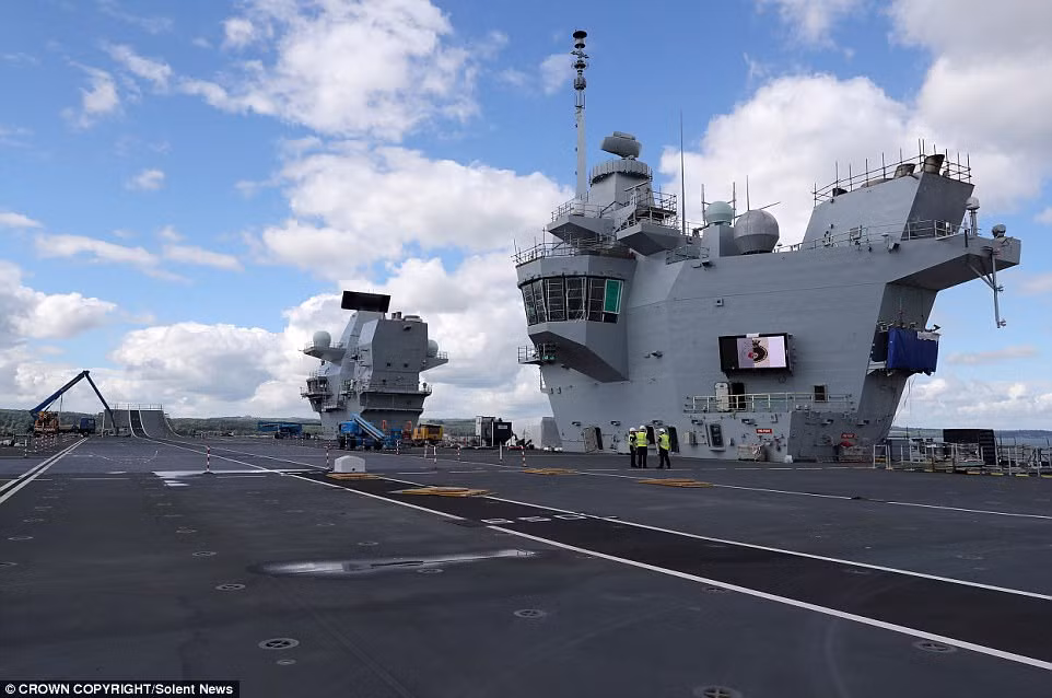 Tàu sân bay HMS Queen Elizabeth có tầm hoạt động lên tới 19.000 km, tốc độ tối đa tàu có thể đạt được lên tới 25 hải lý tương đương với 46 km/h. Tàu được trang bị 3 pháo cao tốc Palanx và 4 pháo tự động 30 mm để phòng thủ tầm gần. Nguồn ảnh: Crown.