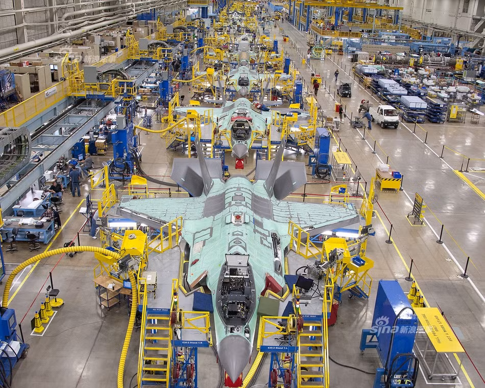 Hàng loạt cac chiến đấu cơ F-35 đang được lắp ráp cùng lúc. F-35 là chiếc chiến đấu cơ thế hệ năm mới nhất và tai tiếng nhất của Mỹ tính tới thời điểm này. Toàn bộ quá trình nghiên cứu sản xuất F-35 đã tiêu tốn tới 10.000 tỷ USD tuy nhiên chiếc máy bay này lại không đạt được những kỳ vọng ban đầu và có nhiều yếu tố không bằng được với những chiến đấu cơ thế hệ 4++ và 5 trước đây của Mỹ. Nguồn ảnh: sina.
