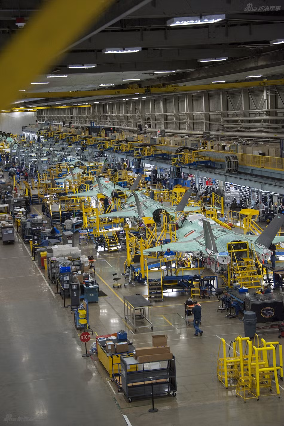 Các chiến đấu cơ F-35 của Mỹ đang được lắp ráp hàng loạt tại nhà máy lắp ráp Fort Worth, cách sân bay Luke ở Arizona chỉ khoảng hai giờ bay. Dự kiến, tới tháng 11 năm nay 200 chiếc F-35 đầu tiên sẽ được hoàn thiện. Nguồn ảnh: sina.