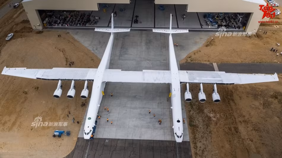 Bệ phóng trên không Stratolaunch 351 bao gồm 2 thân máy bay với chiều dài 73 mét được đặt treo dưới 2 phía cánh cân bằng. Sải cánh của Stratolaunce rộng tới 117 mét cung cấp lực nâng cực lớn cho phép nó mang theo một kiện hàng nặng tới 230 tấn. Nguồn ảnh: Top81.