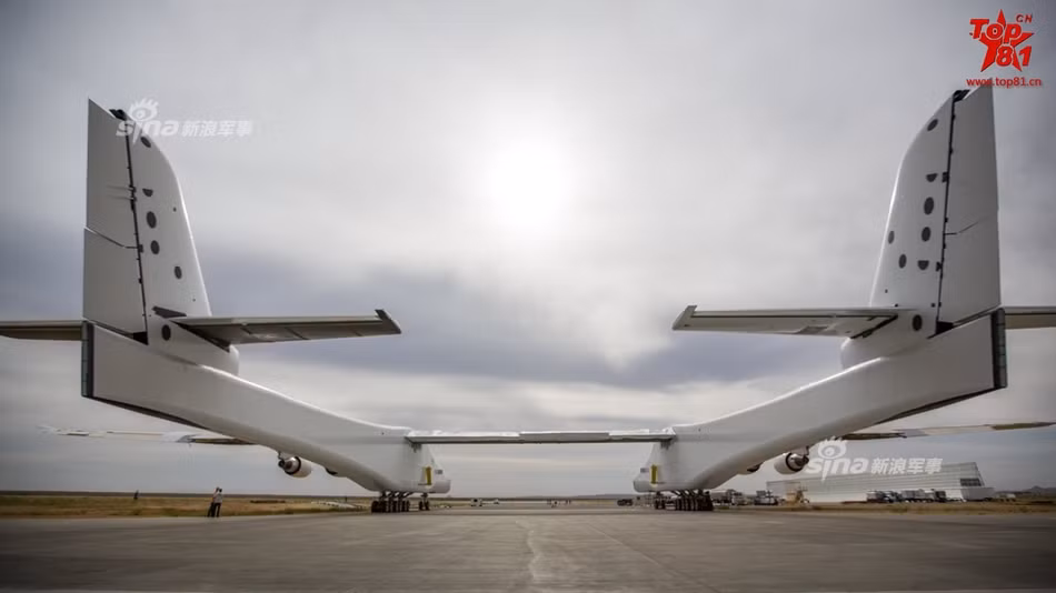 Vị trí chính giữa cánh nơi Stratolaunch giữ các kiện hàng từ dưới mặt đất lên đến bầu khí quyển. Việc sử dụng bệ phóng trên không sẽ giúp việc đưa các vệ tinh nhân tạo vào quỹ đạo Trái Đất một cách đơn giản hơn mà không cần dùng tới các loại tên lửa đẩy dùng một lần rất lãng phí và tốn kém. Nguồn ảnh: Top81.