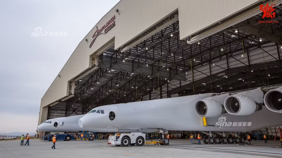 Khi được đưa vào sử dụng, kiện hàng mà Stratolaunch mang theo sẽ được treo vào giữa cánh máy bay, máy bay sẽ cất cánh lên độ cao tối đa hơn 20.000 mét của mình sau đó thả kiện hàng, tận dụng lực hút, quán tính và bề mặt cong của Trái Đất, kiện hàng sẽ trượt ra ngoài bầu khí quyển và đi vào quỹ đạo định trước. Nguồn ảnh: Top81.