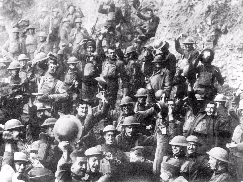 Binh lính Mỹ ăn mừng chiến tranh thế nhất kết thúc vào ngày 11/11/1918. Nguồn ảnh: BI.