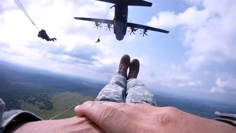 Lính dù Mỹ nhảy ra từ vận tải cơ C-130 Hercules trong một cuộc diễn tập. Nguồn ảnh: BI.