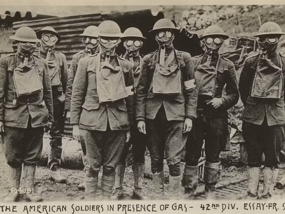 Binh lính Mỹ trên chiến trường Pháp mang mặt nạ phòng độc, ảnh chụp năm 1918. Nguồn ảnh: BI.