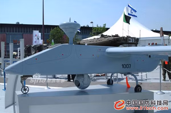 Với việc được phép tự lắp ráp các loại máy bay không người lái của Israel, phía Nga có thể chủ động sản xuất với số lượng lớn các loại máy bay không người lái để phục vụ cho các hoạt động của quân đội nước này. Searcher có rất nhiều tác dụng, có thể dùng để chụp không ảnh, do thám vị trí đối phương, giám sát các phi vụ oanh tạc của không quân, theo dõi các vụ pháo kích của pháo binh,... Nguồn ảnh: Sina.