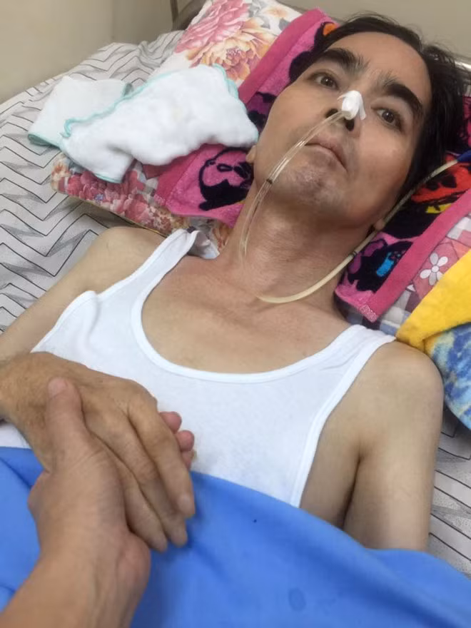 Dien vien Nguyen Hoang co nam tay dong nghiep tren giuong benh