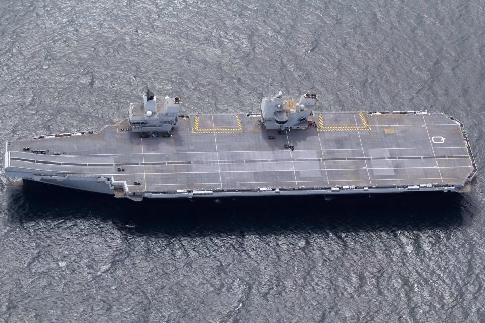 Toàn cảnh siêu tàu sân bay lớn nhất lịch sử Hải quân Anh, chiếc HMS Queen Elizabeth trong quá trình thử nghiệm trên biển lần đầu tiên ngoài vùng biển Scotland. Nguồn ảnh: Thesun.