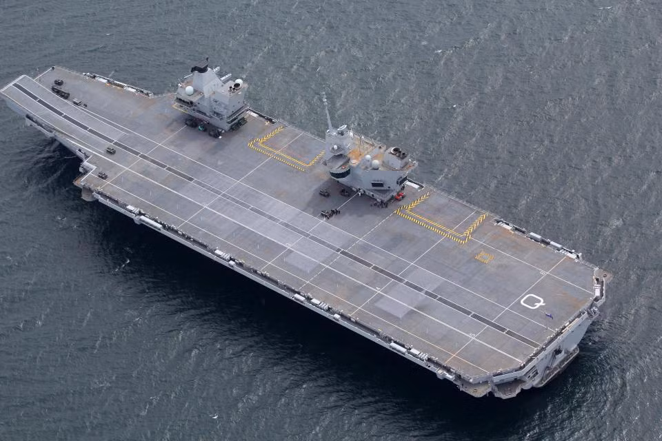 Đặc điểm cực kỳ độc đáo và dễ nhận ra nhất của siêu tàu sân bay HMS Queen Elizabeth đó chính là nó có tới hai tháp điều khiển khác nhau được đặt dọc theo thân tàu. Hiện vẫn chưa rõ nhiệm vụ chính của cả hai tháp điều khiển này trong việc điều khiển và tác chiến của tàu sân bay. Nguồn ảnh: Thesun.