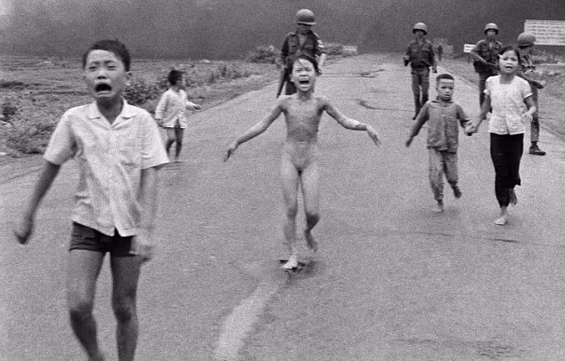Bức ảnh lịch sử về "Em bé Napalm" với hình ảnh Kim Phúc bị bom Napalm đốt cháy hết quần áo đang bỏ chạy khỏi ngôi làng-nơi Mỹ vừa ném xuống một trái bom napalm cỡ lớn. Nguồn ảnh: DM.