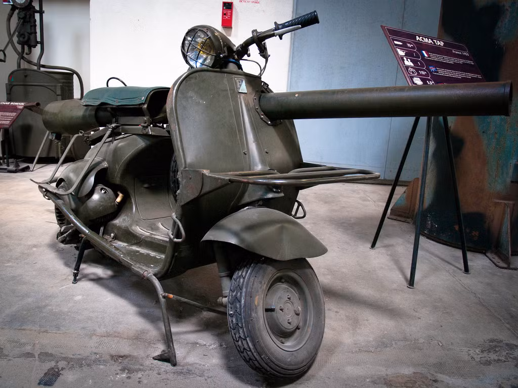 Ưu điểm của chiếc xe máy Vespa bazooka này đó là gọn nhẹ, dễ chế, độ. Bất cứ một người thơj "vườn" nào cũng có thể tạo ra một chiếc xe Vespa bazooka tương tự. Ngoài ra, xe rất gọn nhẹ, dễ triển khai, cơ động tốt. Nguồn ảnh: Flỉckr.