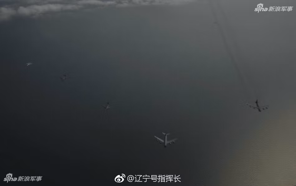 Loạt ảnh máy bay ném bom B-52, B-1B của Mỹ "sát cánh" bên những chiếc tiêm kích Su-27 của Nga vừa được Bộ Quốc phòng Mỹ công bố. Sự việc đang gây tranh cãi này vừa diễn ra trên vùng biển Baltic vào hôm 9/6 vừa qua. Nguồn ảnh: Sina.