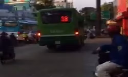 Dinh chi tai xe lai xe buyt leo le giua trung tam TPHCM
