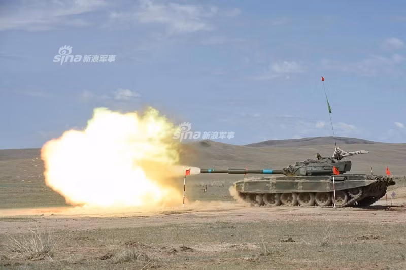Xe tăng T-72A của Quân đội Mông Cổ khai hỏa trong bài tập tiêu diệt mục tiêu từ xa. Các nội dung thi của Tank biathlon sẽ được tính điểm dựa trên thời gian hoàn thành bài thi và độ chính xác của chiếc xe tăng dự thi. Từ khi được tổ chức vào năm 2014 tới nay, năm nào Nga cũng đạt chức vô địch, hai năm gần đây nhất nước về nhì đều là Trung Quốc. Nguồn ảnh: Sina.