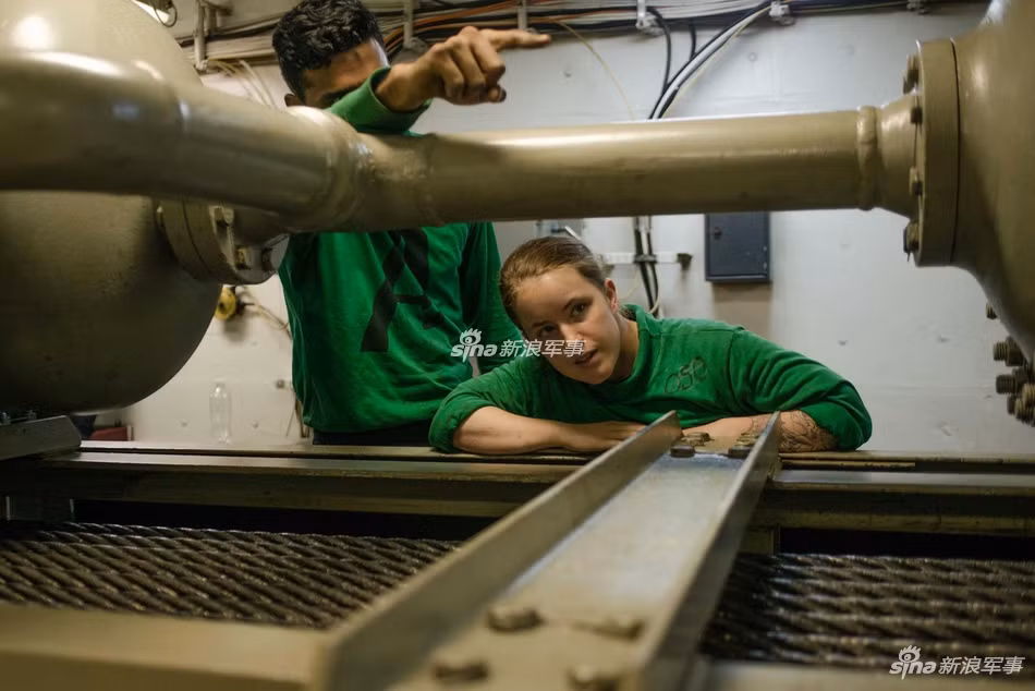 Một bộ phận khác cũng quan trọng không kém gì lực lượng thợ máy trên tàu sân bay USS Ronald Reagan đó là những kỹ sư hàng không bảo dưỡng các hệ thống dây cáp hãm máy bay khi hạ cánh. Nếu bộ phận này không hoạt động ổn định, tất cả các máy bay trên tàu dù cất cánh được cũng sẽ không thể hạ cánh một cách an toàn được. Nguồn ảnh: USNAVY.
