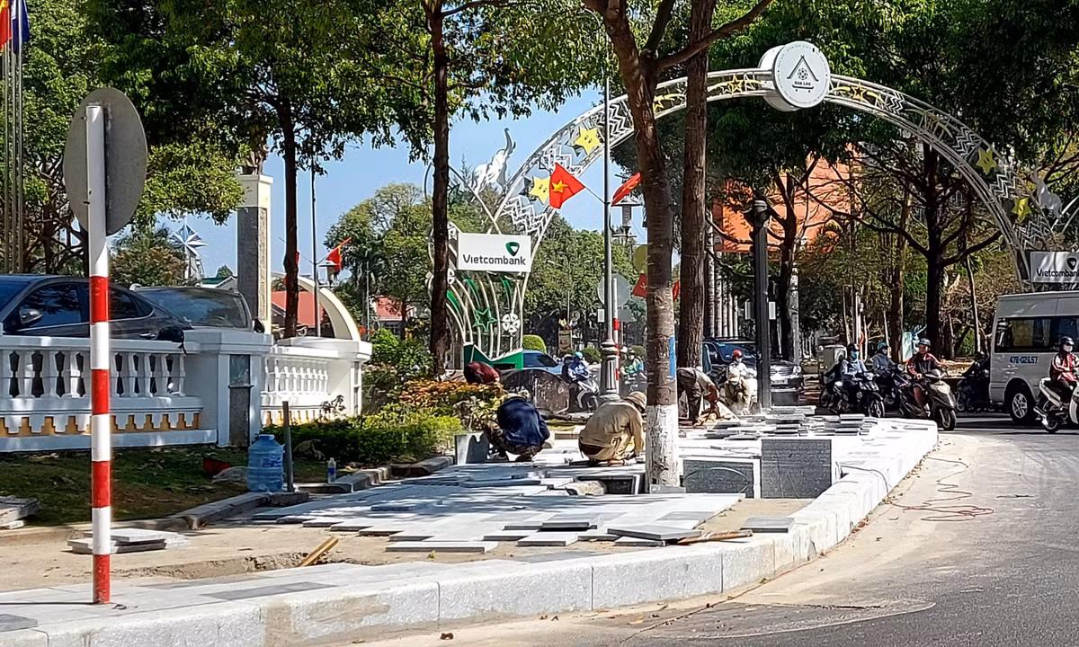 TP Buôn Ma Thuột: Cận cảnh công trình thi công vỉa hè những ngày giáp Tết TP Buon Ma Thuot: Can canh cong trinh thi cong via he nhung ngay giap Tet