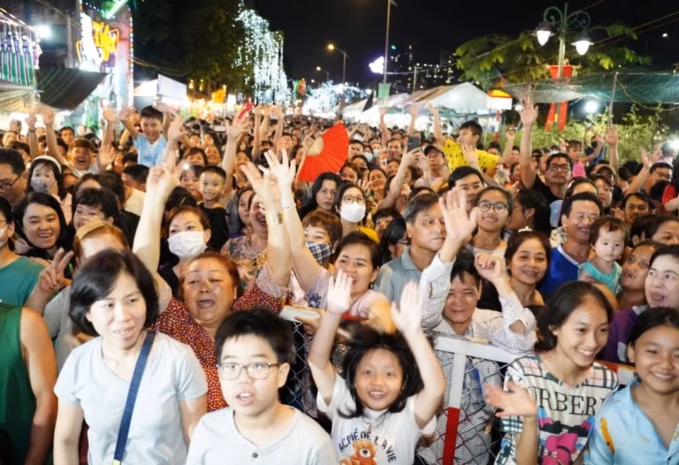Chợ Hoa Xuân "Trên bến dưới thuyền" ở TP HCM năm nay có gì? - Hình 4 Cho Hoa Xuan