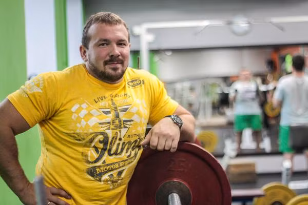 Tối đến anh tới phòng gym và phải giảm 20kg cho thử thách khó nhằn mình đặt ra.