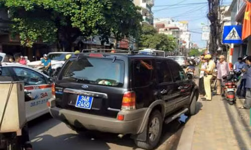 Xe bien xanh cho PGD BV Phu san Hai Duong chay CSGT HN