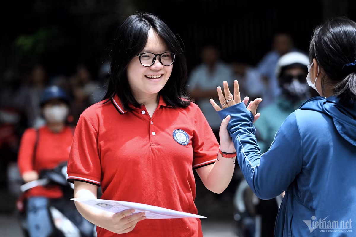 THCS Trần Duy Hưng (quận Cầu Giấy) là một trong những điểm thi đông thí sinh nhất của Hà Nội. Trước giờ vào phòng thi, các sĩ tử hân hoan đập tay, ôm và chào phụ huynh đồng thời nhận những lời chúc may mắn, thi tốt.