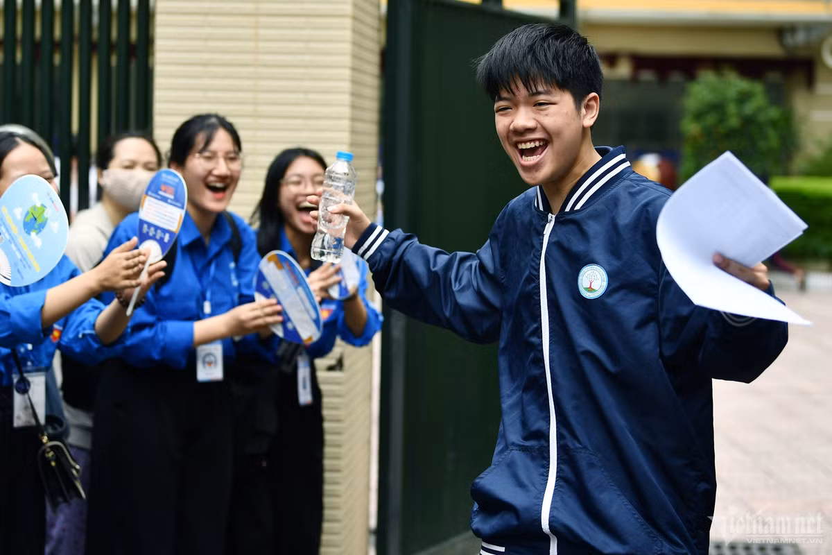 Hải Đăng là học sinh vừa rời Trường THCS Thanh Xuân Trung để thi vào THPT Kim Liên. Em là một trong số ít thí sinh khi ra khỏi địa điểm thi nhảy cẫng lên vì vui sướng tột độ.