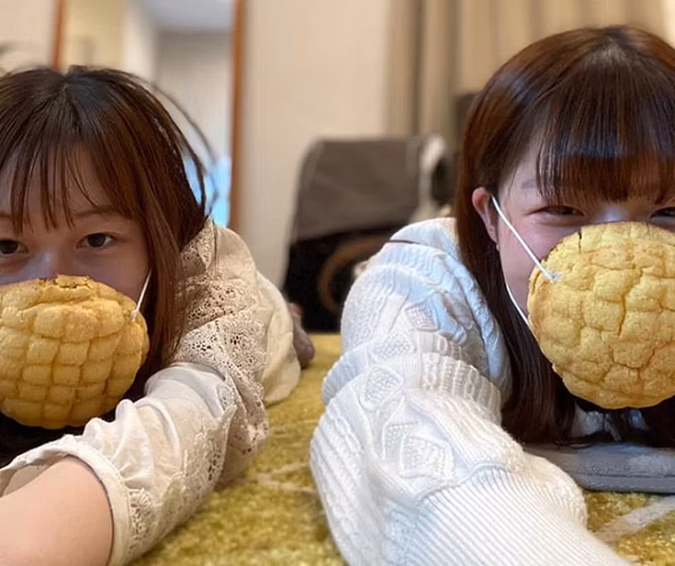 Theo thông cáo báo chí, Mask Pan là loại khẩu trang có thể ăn được đầu tiên trên thế giới. Ý tưởng này xuất phát từ một nhóm sinh viên đại học yêu thích bánh mì và luôn mơ ước được ngửi mùi bánh mì thơm ngon. Họ đã cùng nhau tạo ra Mask Pan với hy vọng mang lại niềm vui và những kỷ niệm đáng nhớ cho mọi người.