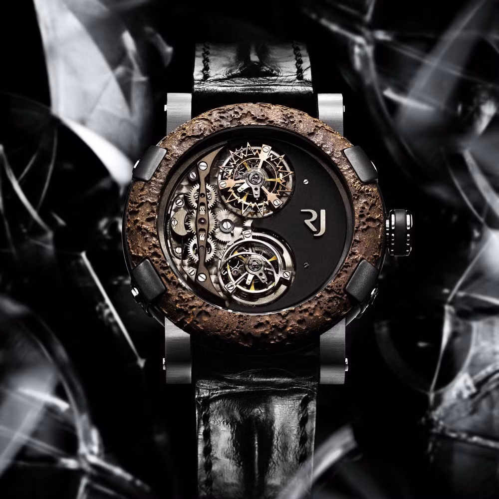 4. Romain Jerome Titanic Day and Night: Romain Jerome Titanic Day and Night là chiếc đồng hồ không hiển thị thời gian, chỉ có hai tourbillon cho ngày và đêm. Được làm từ chất liệu từ tàu Titanic, chiếc đồng hồ này mang lại trải nghiệm đo thời gian mới lạ, chia thời gian thành hai phần đối lập nhưng bổ sung lẫn nhau.