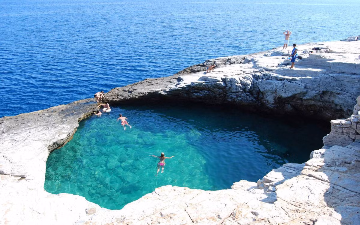 3. Vũng Giola, đảo Thassos, Hy Lạp: Một vũng biển tự nhiên tuyệt đẹp giống như bể bơi trong đá, du khách phải đi bộ và trèo xuống để đến được.