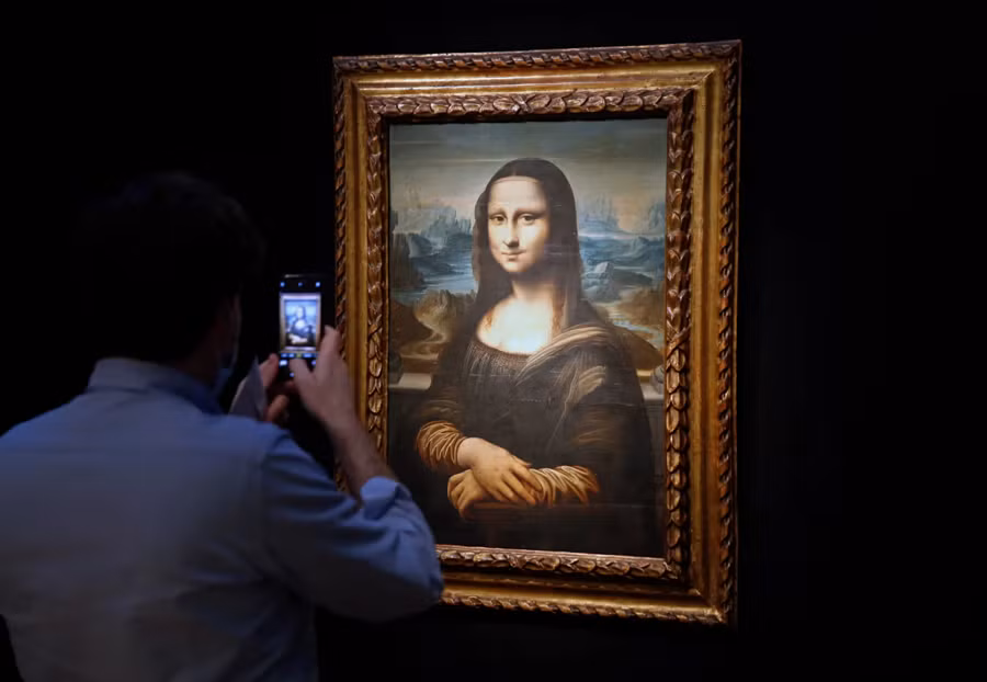 Bối cảnh với những ngọn núi và dòng sông màu ngọc lam phía sau Mona Lisa không chỉ tạo nên một khung cảnh đẹp mắt mà còn biểu thị sự khao khát thiên nhiên và cuộc sống tươi đẹp. Đây là sự phản ánh tình yêu thiên nhiên và niềm đam mê sống của con người thời kỳ Phục hưng, thời kỳ mà nghệ thuật và khoa học được đề cao.