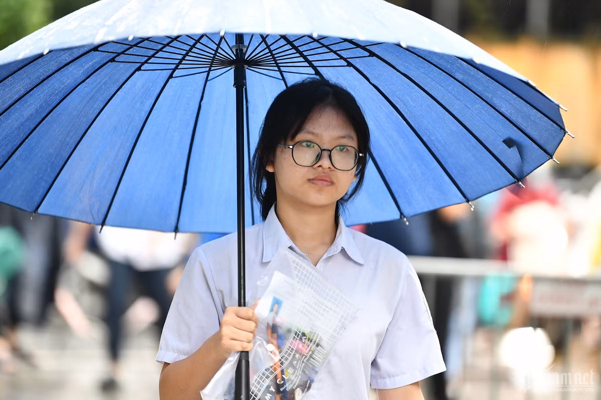 Trước đó, ngày đầu thi môn Ngữ văn và Ngoại ngữ, thời tiết mát mẻ, thuận lợi cho các phụ huynh và sĩ tử trong việc đi lại lẫn chuẩn bị tâm lý và tinh thần.