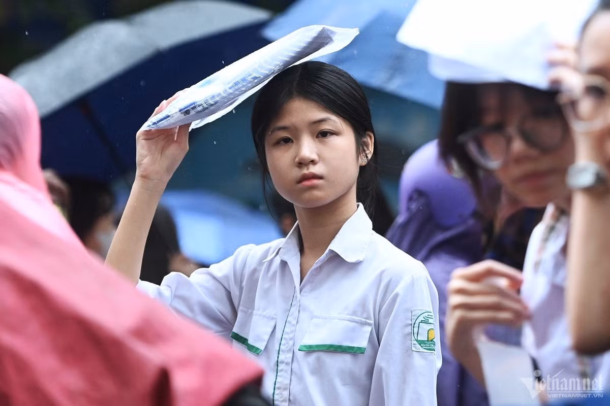 Cơn mưa diễn ra kéo dài đến khi các thí sinh ra khỏi cổng trường. Nhiều phụ huynh đội mưa chờ con