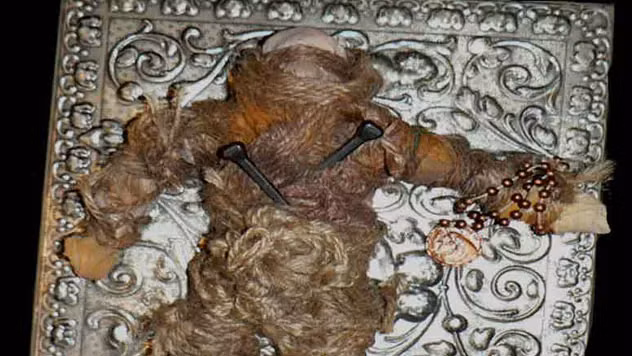 5. Búp bê Voodoo Zombie: Xuất xứ từ New Orleans, búp bê Voodoo Zombie được bán qua eBay với cảnh báo không tháo nó khỏi tấm bạc. Tuy nhiên, chủ nhân mới đã vi phạm và chịu đựng sự ám ảnh kinh hoàng, với giấc mơ bị búp bê tấn công hàng đêm. Hiện búp bê thuộc sở hữu của một thợ săn ma, người hy vọng giải mã bí ẩn xung quanh nó.