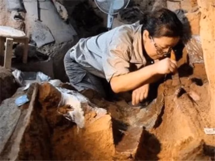 Một sự cố điển hình là khi các nhà khảo cổ Trung Quốc phát hiện trứng gà trong một ngôi mộ cổ thời Tây Chu ở tỉnh Giang Tô. Dù đã cẩn thận, một chuyên gia vẫn làm vỡ quả trứng chỉ bằng cách chạm nhẹ, gây mất mát không thể cứu vãn.
