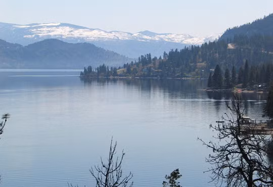 Hồ Okanagan, nơi Ogopogo được cho là sống, là một địa điểm độc đáo với chiều dài khoảng 120 km, rộng 3,5 km, và độ sâu lớn nhất là 235 mét.