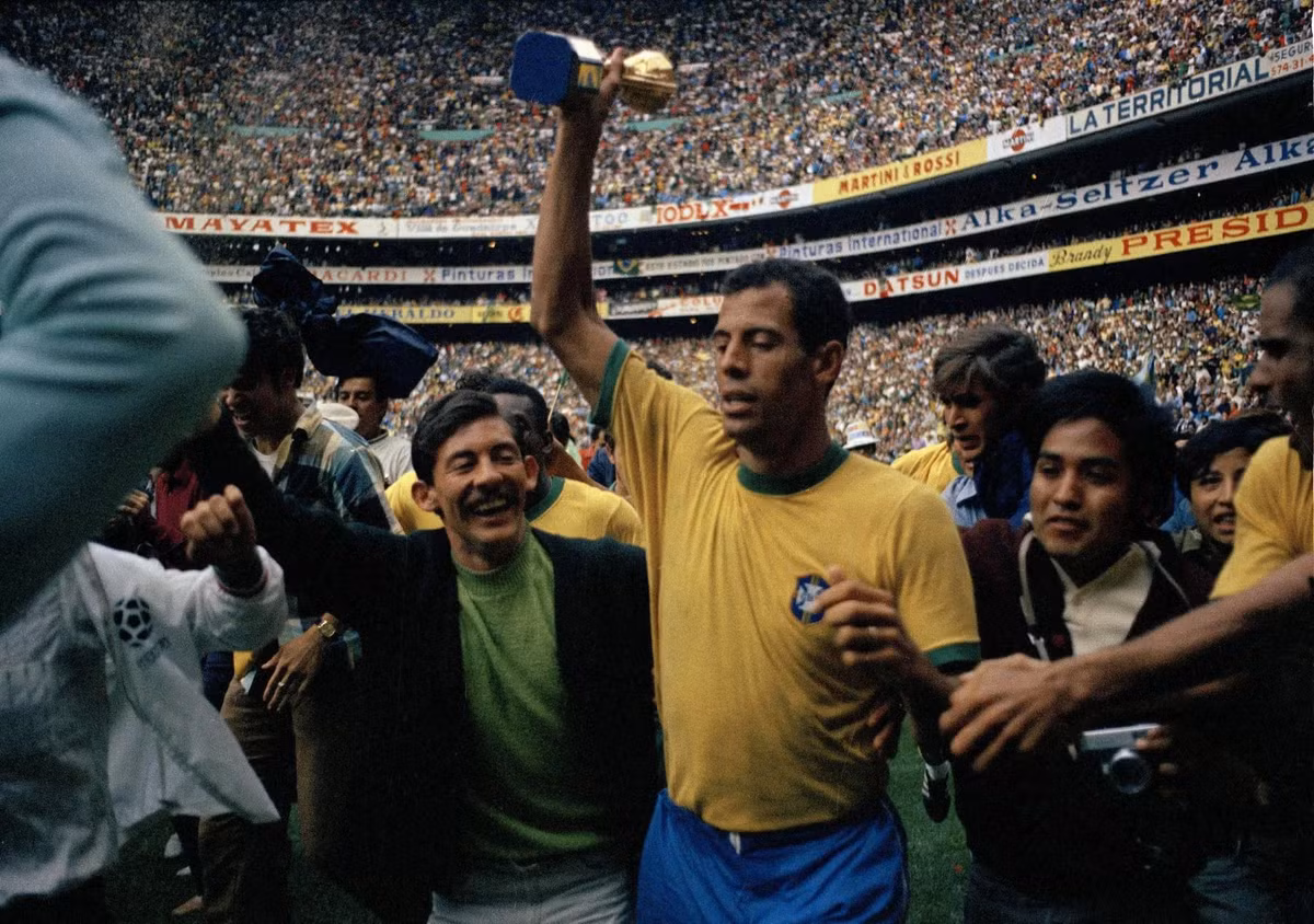 Đội tuyển Brazil đã giữ chiếc cúp mãi mãi sau khi vô địch World Cup lần thứ ba vào năm 1970.